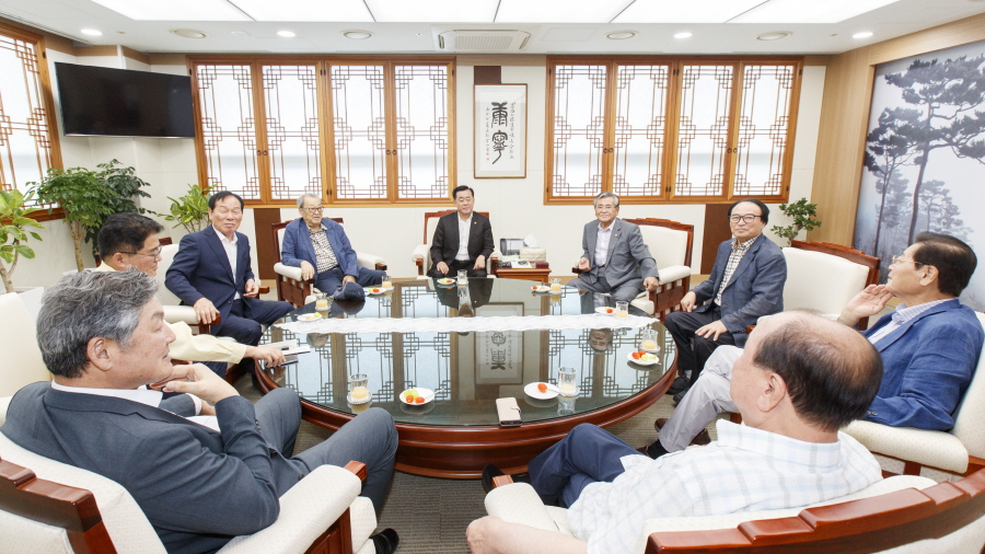 김희수 경북도의회 의장, 역대 의장들과 오찬